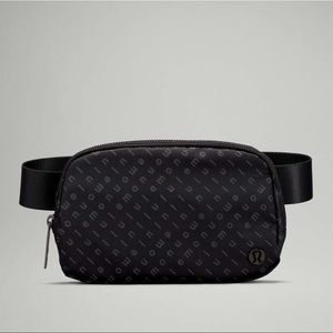 Lululemon Everywhere Belt Bag Black Reflective Logo Mirrorify Crossbody